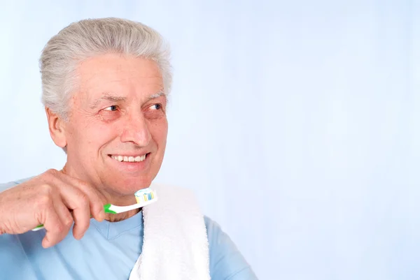 senior qui sourit avec des belles dents